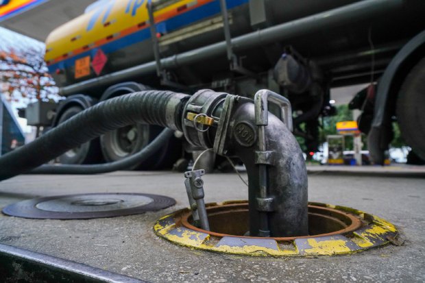 Governador Carlos Moisés determina estudo para viabilizar redução dos preços dos combustíveis