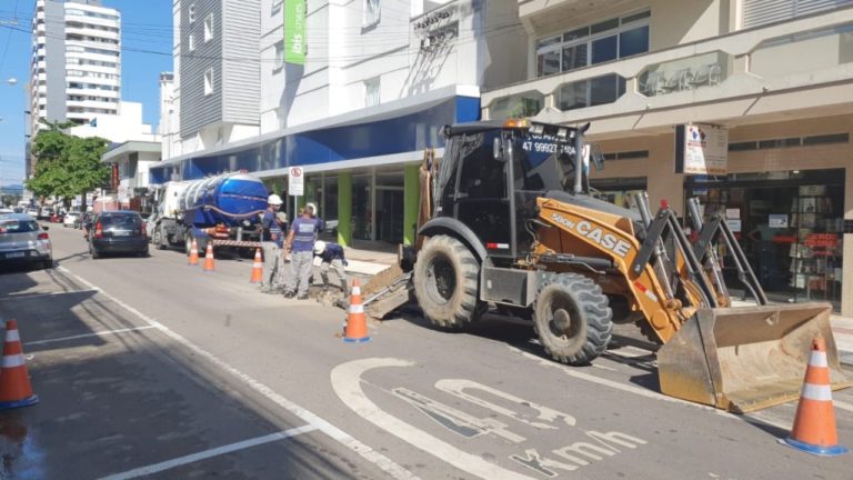 Trânsito interditado em trecho da Rua 620 para novas ligações nesta quinta