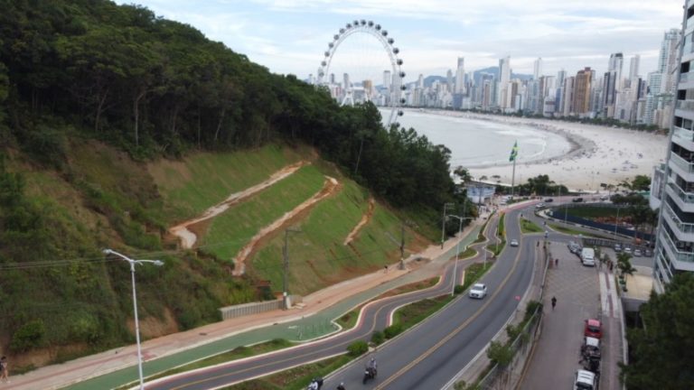 Hidrossemeadura feita na Estrada da Rainha ajuda a prevenir deslizamentos