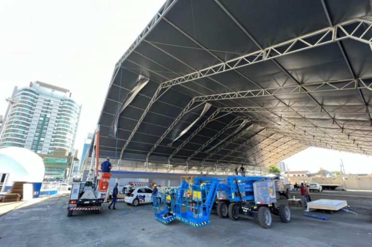 Estruturas de atrações internacionais começam a ser montadas na Ocean Live Park Itajaí