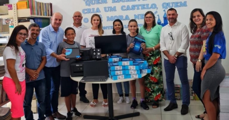 Zé Milton entrega equipamentos de informática para a Escola Darcy Ribeiro