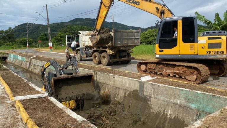 Obras realiza ação especial de limpeza de valas