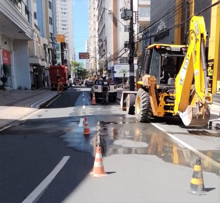 Conserto emergencial em rede de água na Av. Central altera trânsito hoje