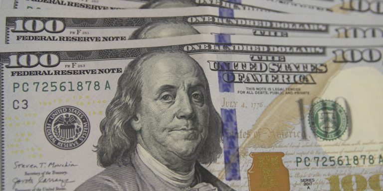 Dólar cai para R$ 5,24 após ajuda a bancos estrangeiros