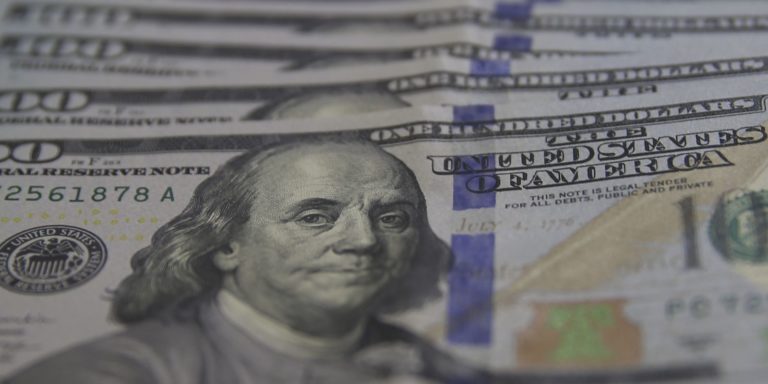 Dólar cai para R$ 5,16 e fecha no menor valor em 20 dias