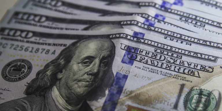 Dólar cai para R$ 5 e fecha no menor valor em dez meses