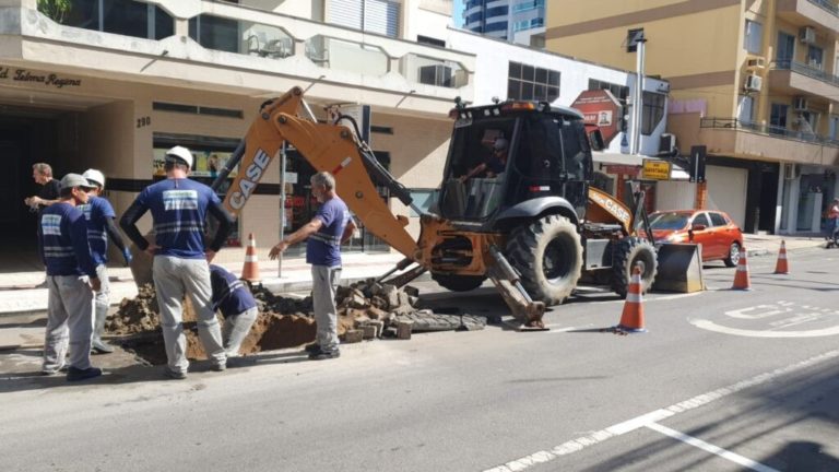 Ligação da rede coletora na Rua 2850 altera trânsito nesta terça-feira