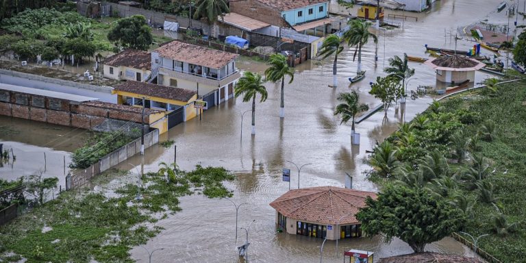 Cartilha ensina como limpar casa após enchentes