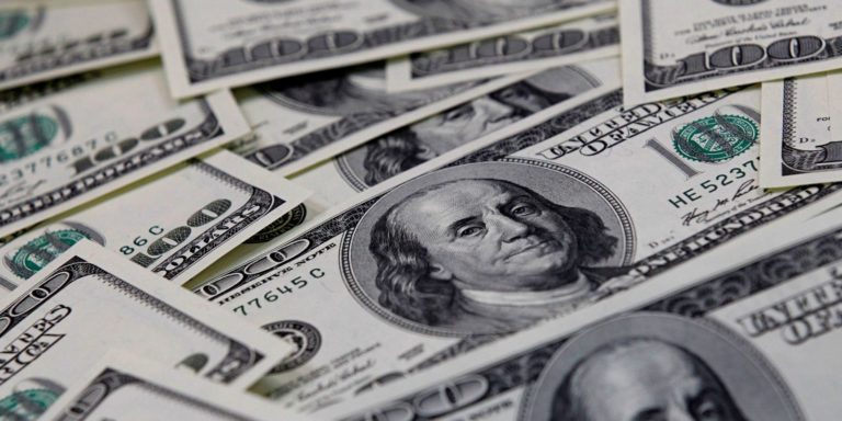 Dólar fecha abaixo de R$ 5 pela primeira vez em dez meses