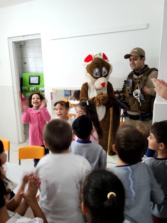 Crianças do NEI São Judas de BC comemoram o Dia Nacional do Livro Infantil