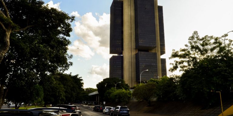 Divergências com Banco Central marcam 100 primeiros dias de governo