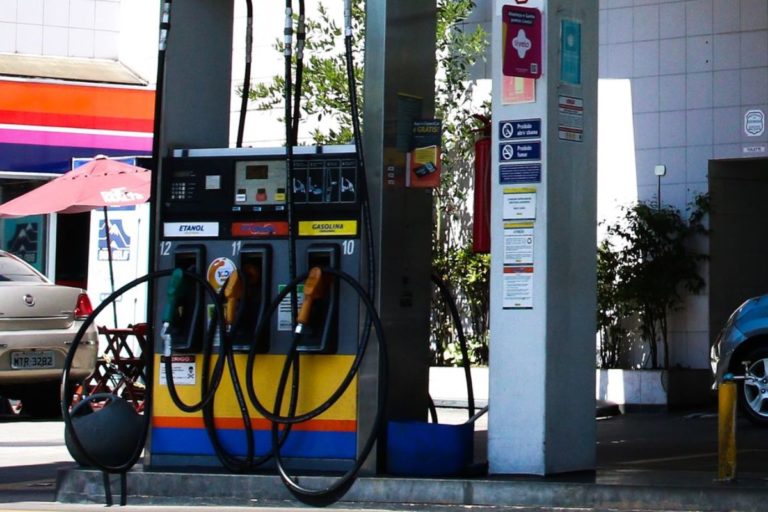 Aumento dos preços dos combustíveis causa preocupação entre a população brasileira