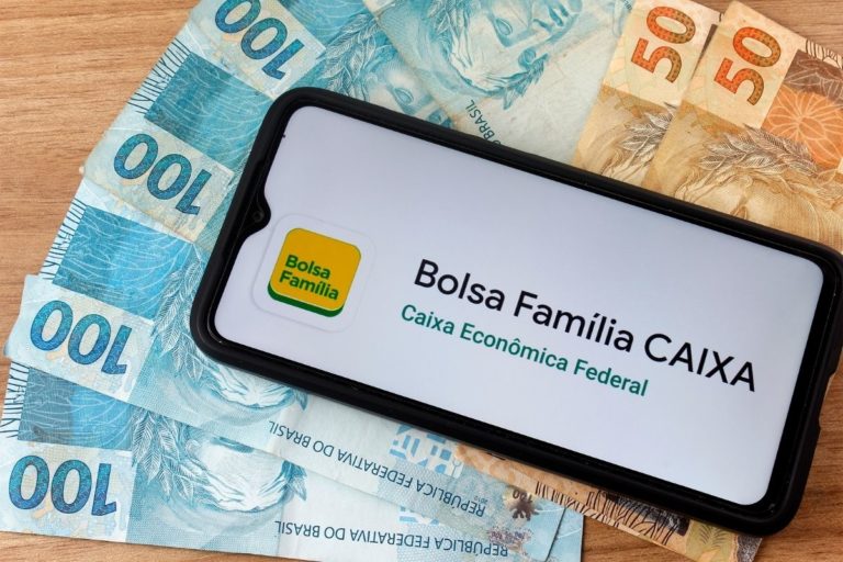 Bolsa Família paga R$ 1.136 para estes beneficiários em outubro; confira o calendário