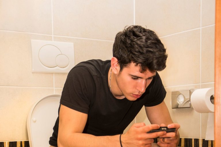 3 Razões para você parar de usar o celular no banheiro agora mesmo!