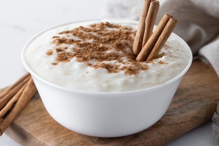 Prepare um Arroz Doce mais cremoso com Leite Condensado e Creme de Leite em uma receita fácil!