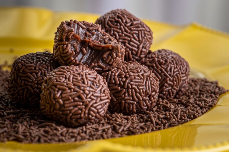 Imperdível! Descubra como fazer um Brigadeiro de Micro-Ondas Super rápido e delicioso!