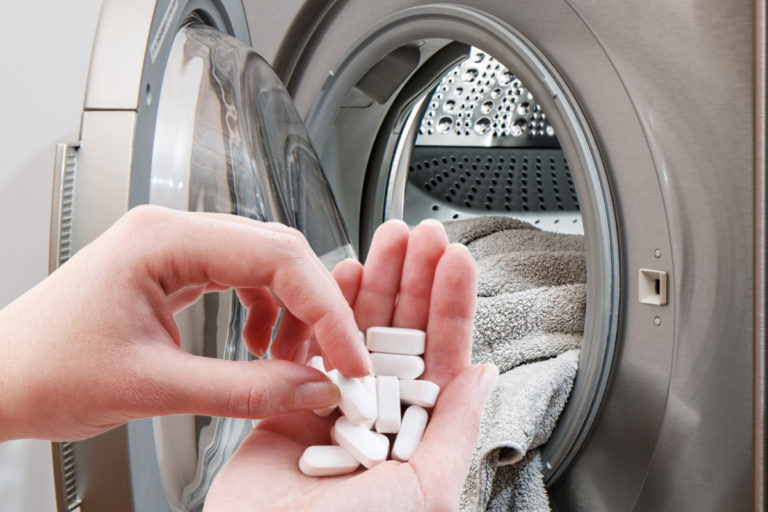 Você já experimentou colocar Aspirina na máquina de lavar? Descubra o impacto surpreendente