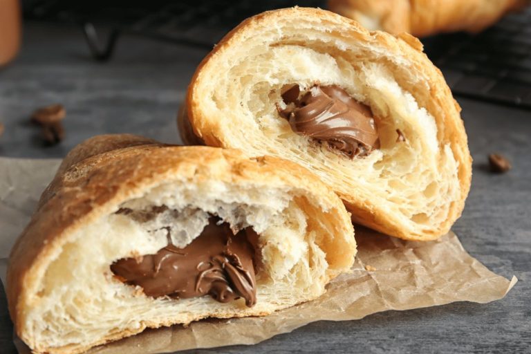 Aprenda a fazer Croissants Caseiros deliciosos: Uma receita fácil e rápida