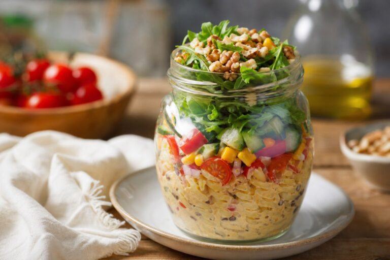 Salada de Pote com Macarrão Parafuso – Prática e Colorida para o Dia a Dia