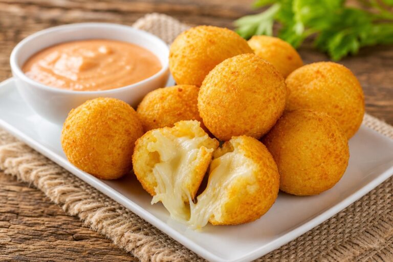 Bolinha de Aipim com Queijo Cremoso – Salgadinho Sem Farinha para Lanches