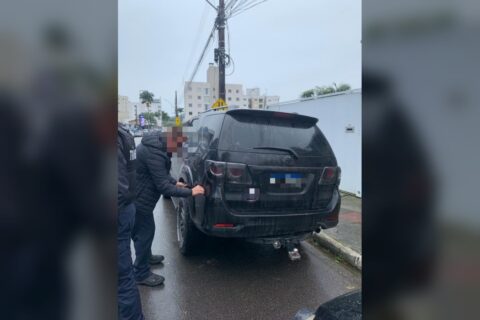 Carro bate em caminhonete em frente a escola em BC