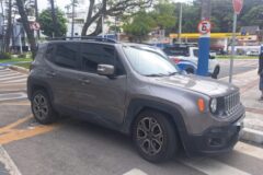 Colisão entre carros no cruzamento da Avenida Osmar Souza Nunes em BC