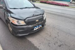 Motociclista cai após colisão com carro na Rua 3100 em BC