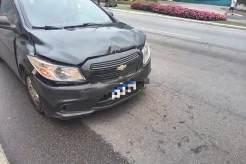 Motociclista cai após colisão com carro na Rua 3100 em BC