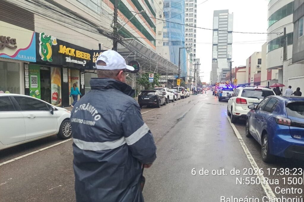 Rua 1500 bloqueada após queda de estrutura de prédio em BC