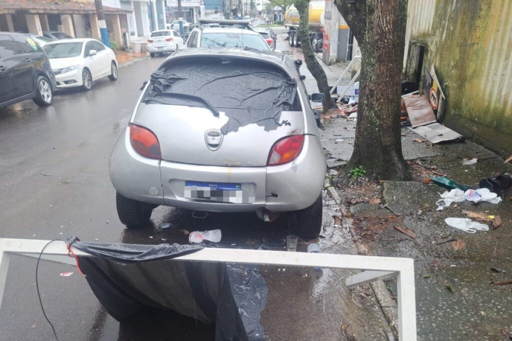 Veículo abandonado é removido na Rua Andorinha em BC